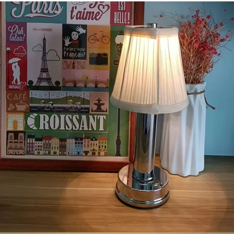 Tania | Lampe Ambiance Au Design Scandinave sur une table avec affiches de Paris en arrière-plan.