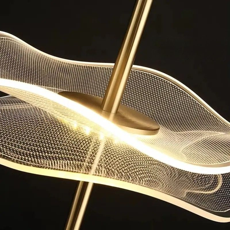 Lotus | Détail de la suspension LED Feuille de Lotus Dorée avec lumière élégante.