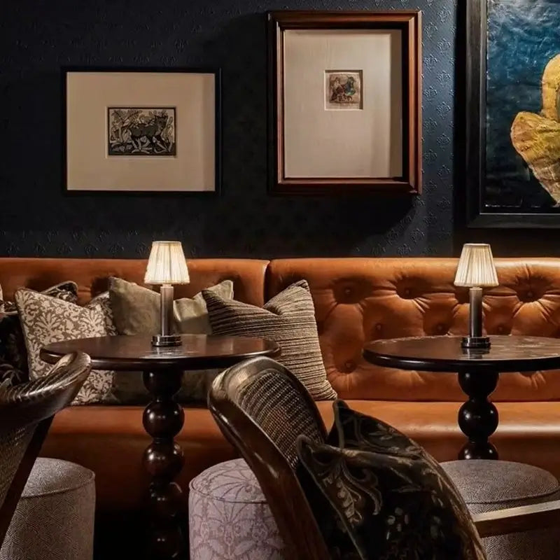 Tania | Lampe Ambiance Au Design Scandinave dans un intérieur élégant avec canapés en cuir et tables de salon.