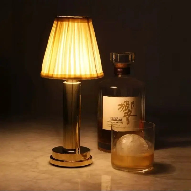 Tania | Lampe Ambiance Au Design Scandinave avec bouteille de whisky et verre à whisky.