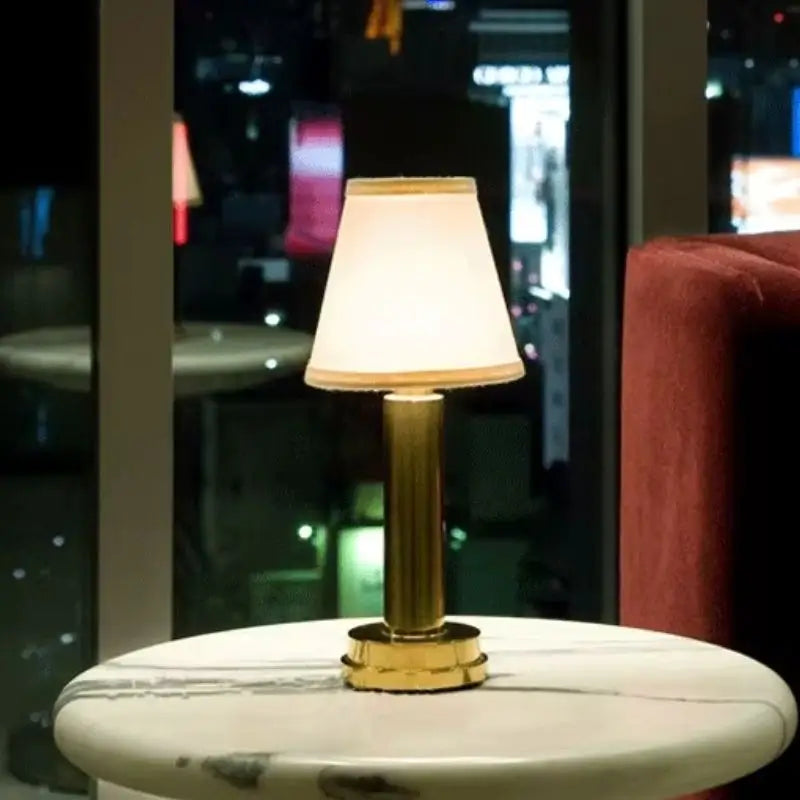 Tania | Lampe Ambiance Au Design Scandinave sur une table en marbre avec un éclairage chaleureux.