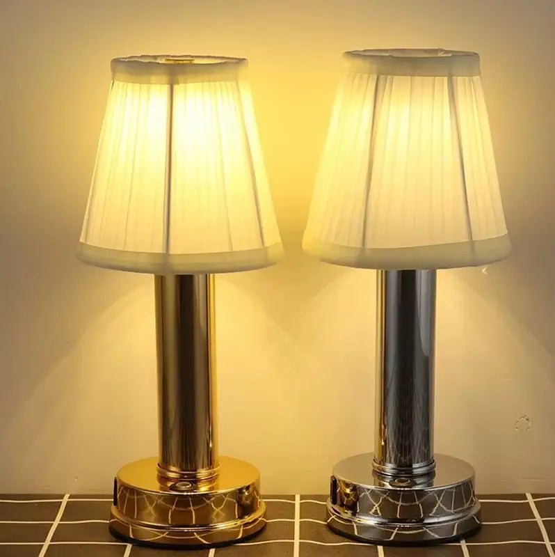 Tania | Lampe Ambiance Au Design Scandinave, lampes de table dorée et argentée avec abat-jour en tissu.