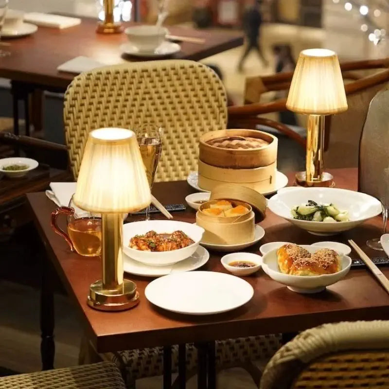 Tania | Lampe Ambiance Au Design Scandinave sur une table avec des plats savoureux et une ambiance chaleureuse.