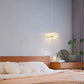 Suspension LED Feuille de Lotus Dorée dans une chambre au design moderne avec lit en bois.