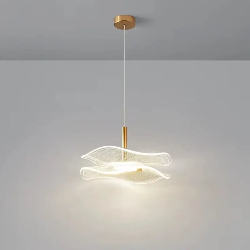 Suspension LED Lotus avec design en feuille de lotus et finition dorée élégante.