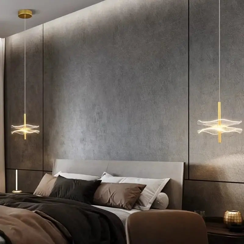 Suspension LED Feuille de Lotus Dorée dans une chambre moderne, créant une ambiance élégante.
