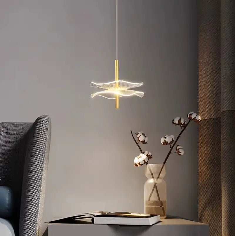 Suspension LED Lotus en finition dorée, design élégant pour une ambiance moderne.