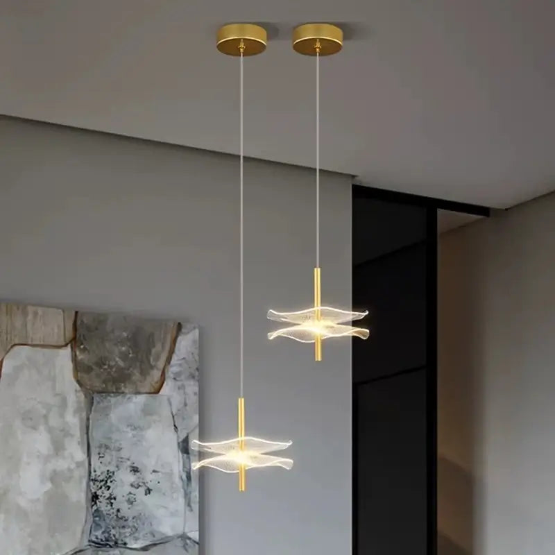 Lotus | Suspension LED Feuille de Lotus Dorée avec design élégant et finition plaquée or dans un intérieur moderne.